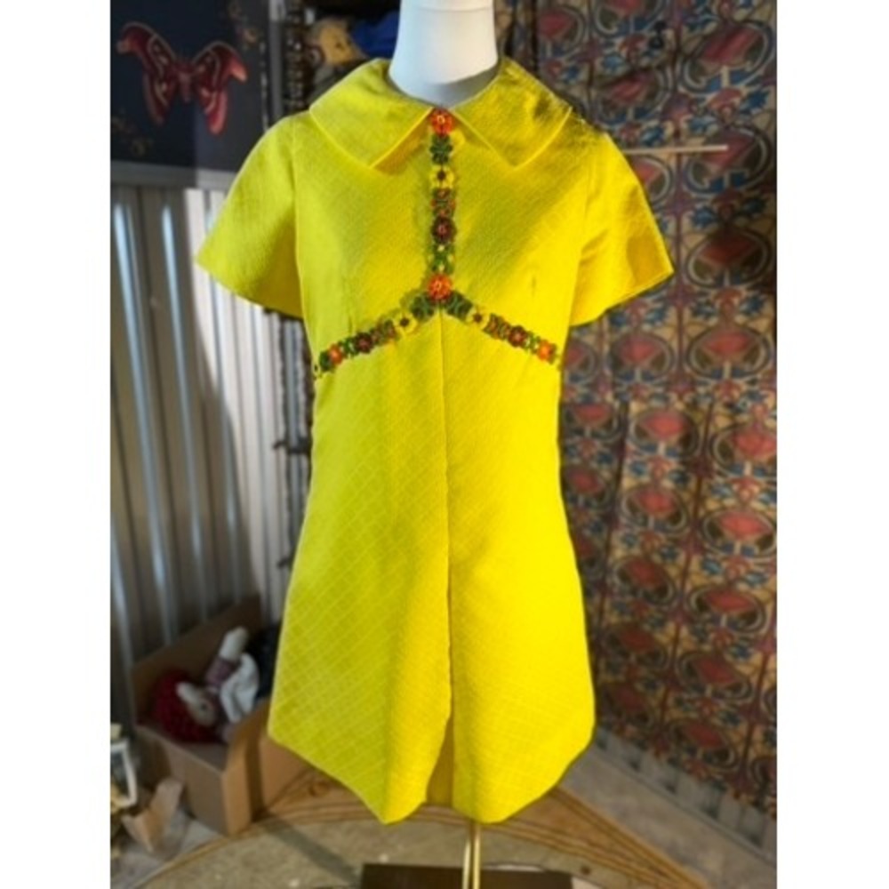 Vintage Yellow Mod Mini Dress Floral Embroidery‎ Textured Pique 60s 70s Retro